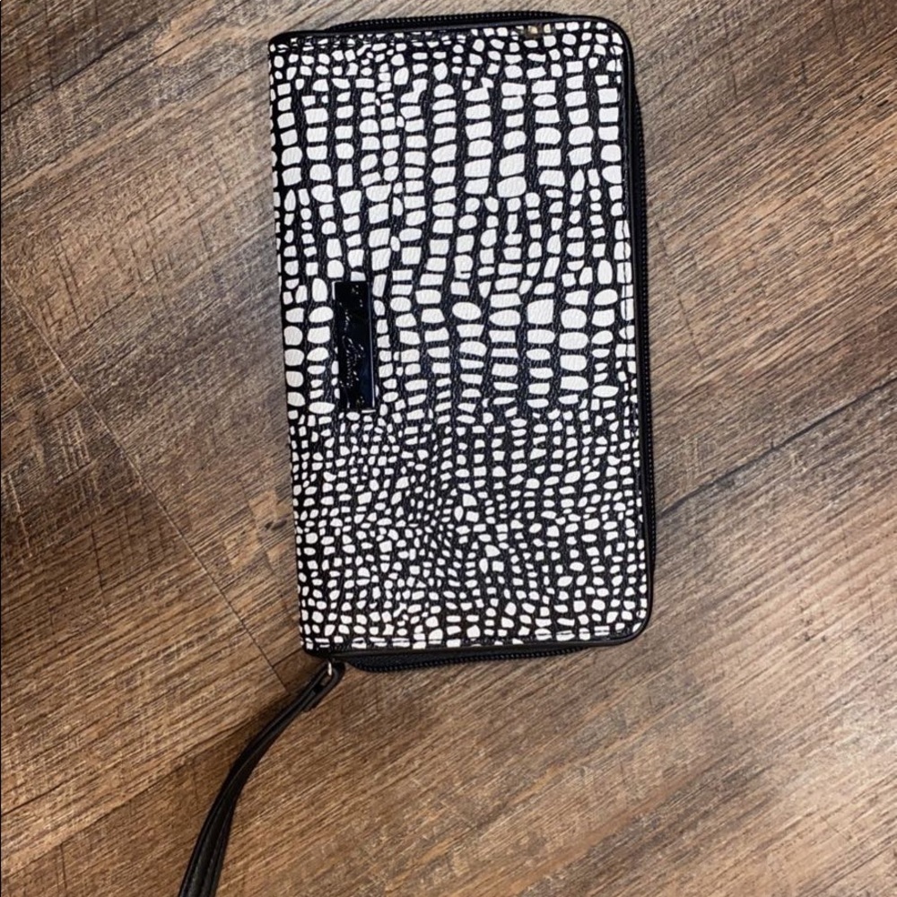 Vera Bradley black and white Wristlet